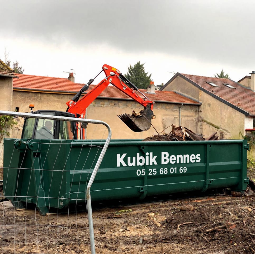 Benne Kubik Bennes sur un chantier de démolition avec une mini-pelle orange