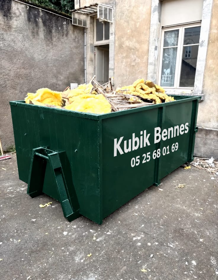 Benne Kubik Bennes remplie de déchets de rénovation devant une maison