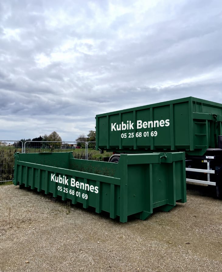 Deux bennes vertes Kubik Bennes stockées sur le parc avant livraison